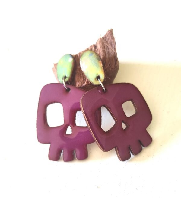 pendientes calaveras moradas