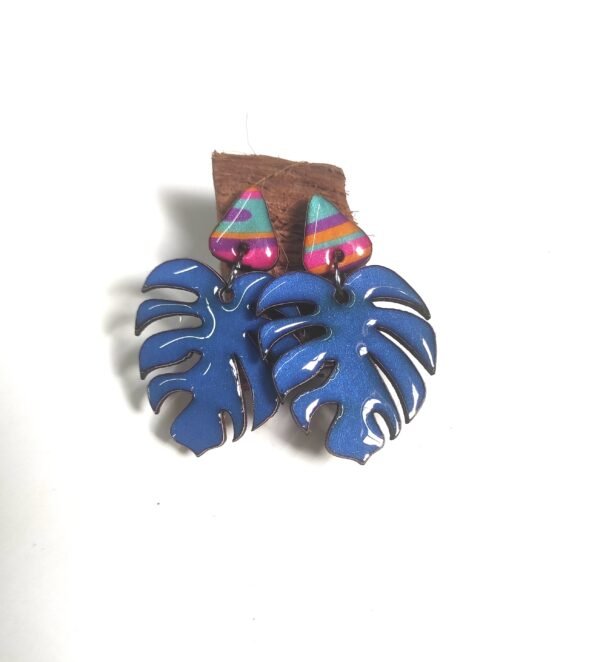 Hojas azules con colores